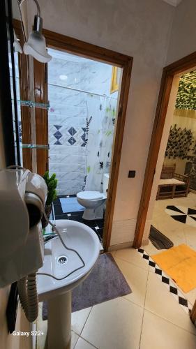 a bathroom with two toilets in a room at Appartement 7 min de l'aéroport de Marrakech in Marrakech