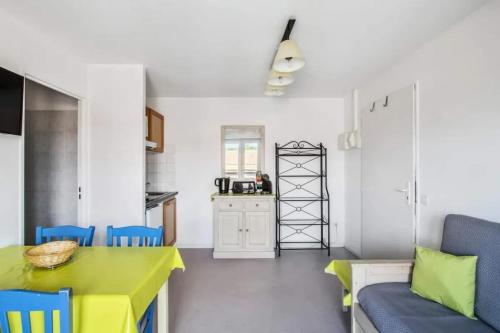 un salon avec un canapé et une table dans l'établissement Appartement moderne avec vue à Carnoux-en-Provence 26 m², piscine, à Carnoux-en-Provence