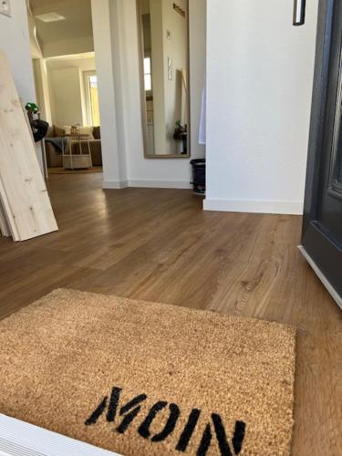 a living room with a brown rug on the floor at Gemütliches Reetdachhaus in Oesterdeichstrich
