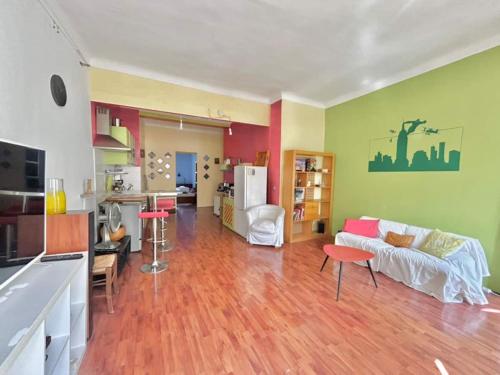 un salon avec un canapé et une cuisine dans l'établissement 2P proche Jean Médecin, centre ville, à Nice