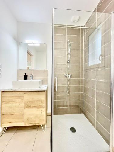 une salle de bain avec douche et lavabo dans l'établissement Le 3B - Maison Neuve - Terrasse - Jardin Clos, à Erdeven