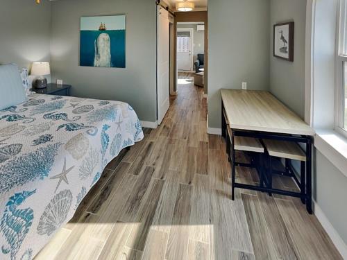 ポート・アランサスにあるCasita KKのベッドと机が置かれた寝室