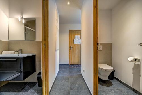 une salle de bain avec toilettes et lavabo dans l'établissement Résidence Les Chamois, à Chamonix-Mont-Blanc