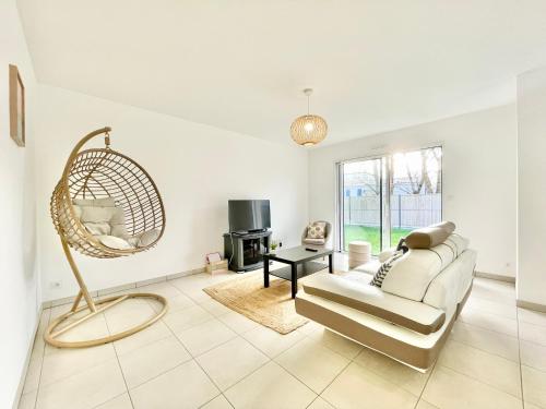 un salon avec un canapé et une chaise dans l'établissement Le 3C - Maison Neuve - Terrasse - Jardin Clos, à Erdeven