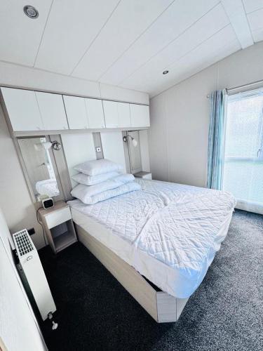Postel nebo postele na pokoji v ubytování Kent Coast Haven sleeps 6 to 8