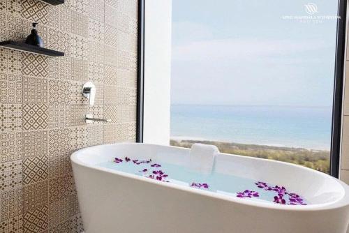 Ένα μπάνιο στο Apec Mandala Hotel-Spa Whyndham Tuy Hòa