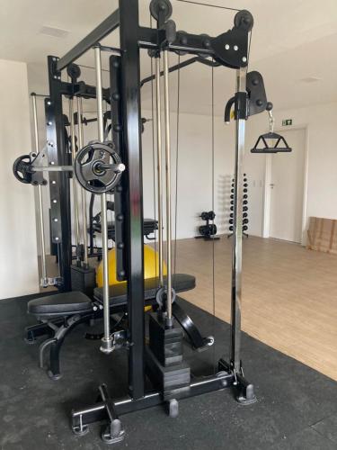 una stanza con una palestra con un tapis roulant di Apartamento Beira-mar orla sul a Ilhéus