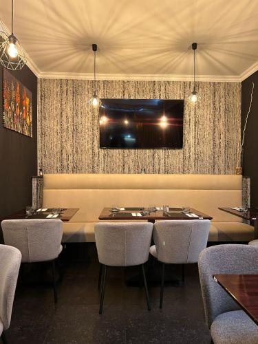 a dining room with a table and chairs at Hotel Taormina Brussels Airport in Zaventem