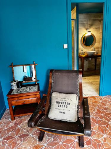 a chair with a pillow in a room with a mirror at Villa Prestige, Tennis, Piscine & Spa, Sainte-Baume in Saint-Zacharie