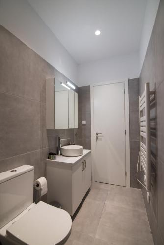 Arie Central Apartments by Live & Travel