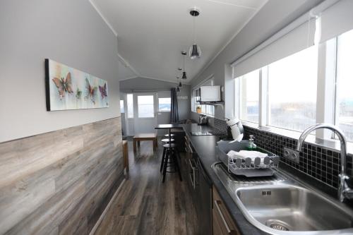 Kuchyň nebo kuchyňský kout v ubytování Skýjaborg Apartments