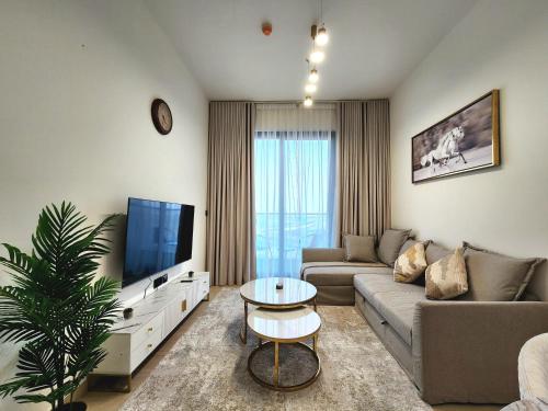 Posezení v ubytování Luxurious Comfort in JVC