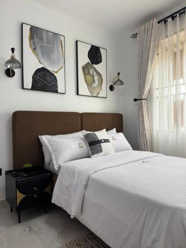 Postel nebo postele na pokoji v ubytování LUXE HOMES ug #A