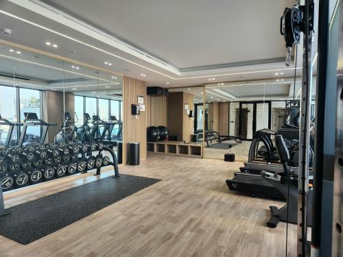 Fitness centrum a/nebo fitness zařízení v ubytování Luxurious Comfort in JVC