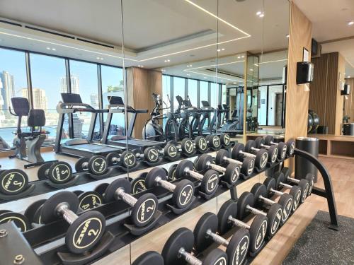 Fitness centrum a/nebo fitness zařízení v ubytování Luxurious Comfort in JVC