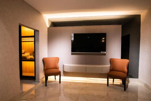 TV a/nebo společenská místnost v ubytování lovera hotel