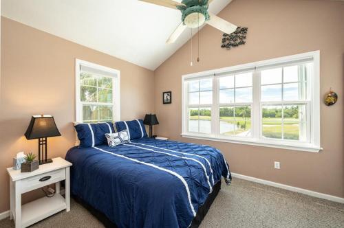 Un dormitorio con una cama azul y una ventana. en Golf Villa, en Key West