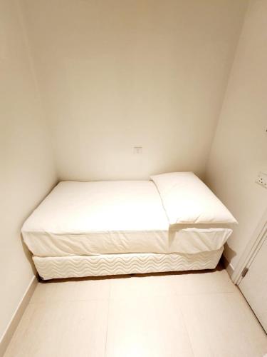 a small room with a bed in the corner at Solo RealtyHH Apartments - Address Residence Fujairah in Sharm