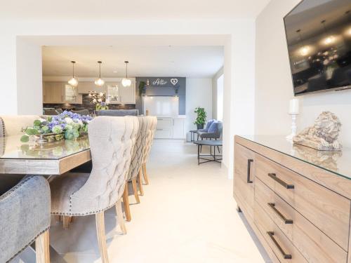 a kitchen and dining room with a table and chairs at Aelfor in Harlech