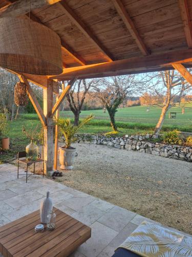 Κήπος έξω από το Adorable gîte avec jacuzzi privatif