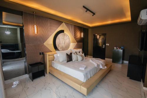 Postel nebo postele na pokoji v ubytování lovera hotel