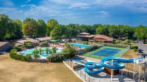 eine Luftaufnahme eines Pools in einem Resort in der Unterkunft Cottage Les 2 Chardon in La Teste-de-Buch