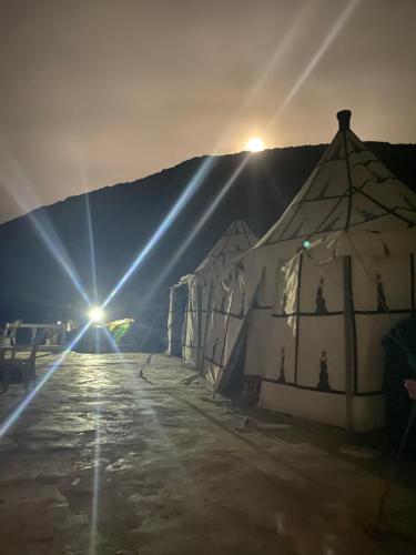 Nespecifikovaný výhled na hory nebo výhled na hory při pohledu z luxury tent