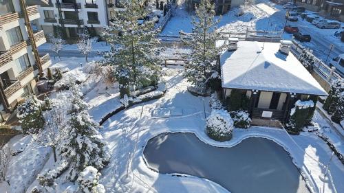 an aerial view of a yard covered in snow at Aspen Suites A403 - Sky & Stars Dreamers in Razlog