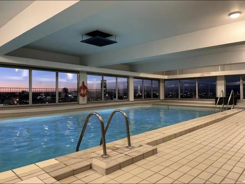 une grande piscine avec vue sur la ville dans l'établissement Amazing view, beautiful flat, swimming pools, secure parking, à Paris