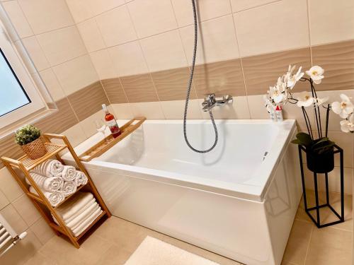 Csatangoló Lovas Apartman Goldにあるバスルーム