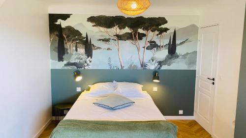 アルルにある"Villa Magali Arles" Piscine Provenceの壁に絵が飾られたベッドのある寝室
