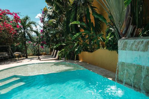 a swimming pool next to a house with plants at Encomendero Hotel -Centro Histórico- in Santa Fe de Antioquia