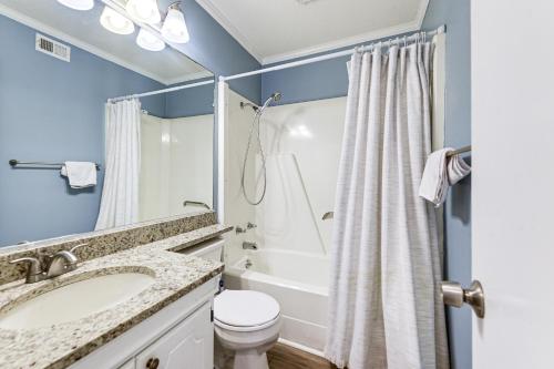 Ένα μπάνιο στο Walk to Pool and Shore Ocean Isle Beach Getaway!