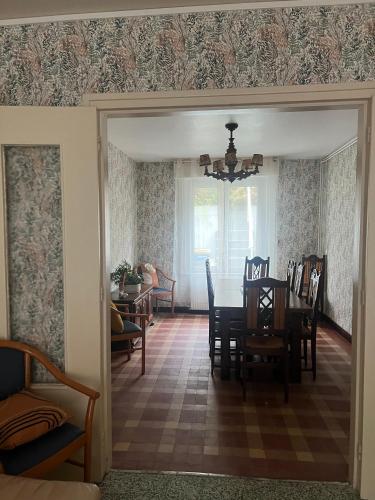 une salle à manger avec une table et des chaises dans l'établissement Chez Papy et Mamie, à Le Portel