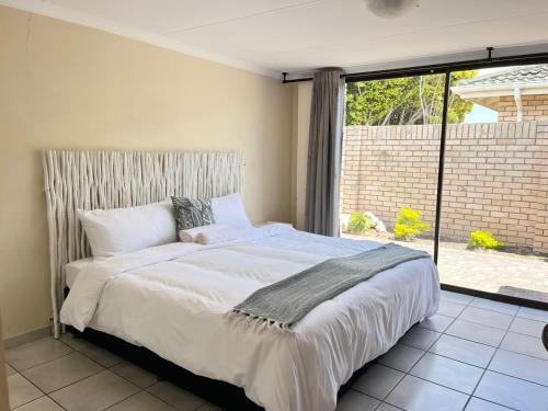 En eller flere senge i et værelse på Summerstrand holiday home