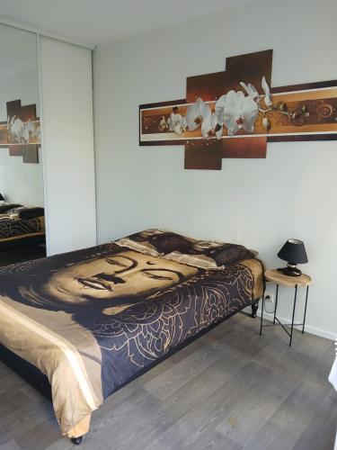 une chambre avec un lit et une table avec une lampe dans l'établissement Charmant T3 aux portes de Bordeaux - 2 chambres, à Lormont