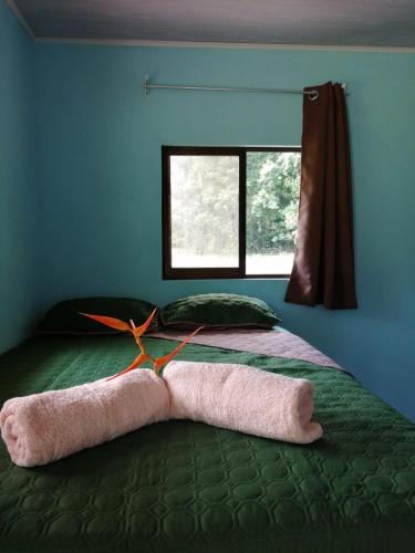 Ένα ή περισσότερα κρεβάτια σε δωμάτιο στο Paz y Flora Cabins - 4x4 or 4x2 Car Only