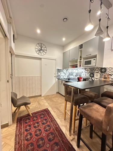 Charles V Marais Apartment