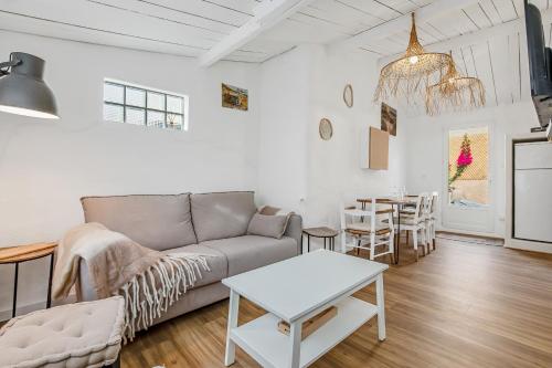un salon avec un canapé et une table dans l'établissement Maison de pêcheur, à Valras-Plage