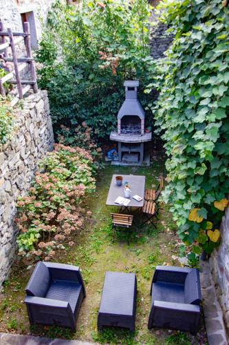 an overhead view of a garden with a table and chairs at Agriturismo Montagna Verde Apella in Licciana Nardi
