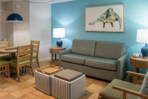 a living room with a couch and a table at Barefoot'n Resort Kissimmee Orlando in Orlando