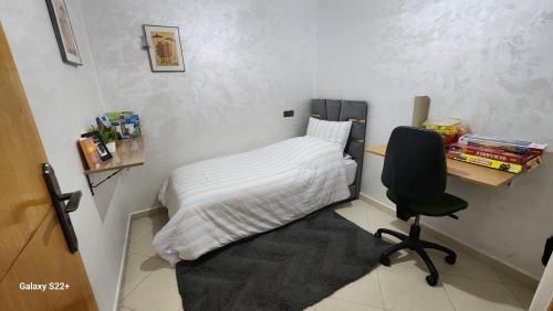 a small room with a bed and a desk and a chair at Appartement C à 7 min de l’aéroport de Marrakech in Marrakech