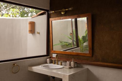 a bathroom with a sink and a mirror at Pedasi, Casa Alegre in Pedasi Airport