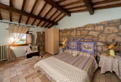 Un pat sau paturi într-o cameră la Villa I Calanchi Di Civita