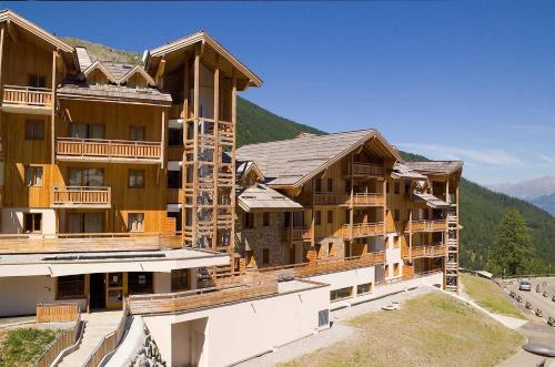 un bâtiment avec un échafaudage sur son côté dans l'établissement CENTRE STATION 1800 - Dernier étage Rénové - 2 Chambres 6 personnes - Skis aux pieds, aux Orres
