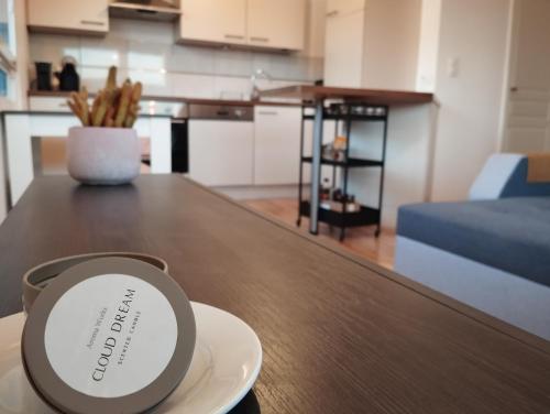 a plate on a table in a living room at Escapade cosy dans T2 lumineux, proche Colmar in Horbourg