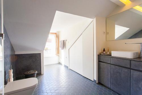 une salle de bain avec un lavabo et des toilettes dans une chambre dans l'établissement Loft LX factory, à Lisbonne