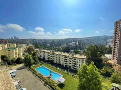 einen Apartmentkomplex mit einem Pool in einer Stadt in der Unterkunft Bello Departamento soleado in Valparaíso