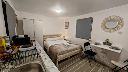 Postel nebo postele na pokoji v ubytování Cozy studio with Netflix & chill & Parking