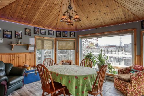 a dining room with a table and chairs at Les Plaisanciers in Trois-Rivières